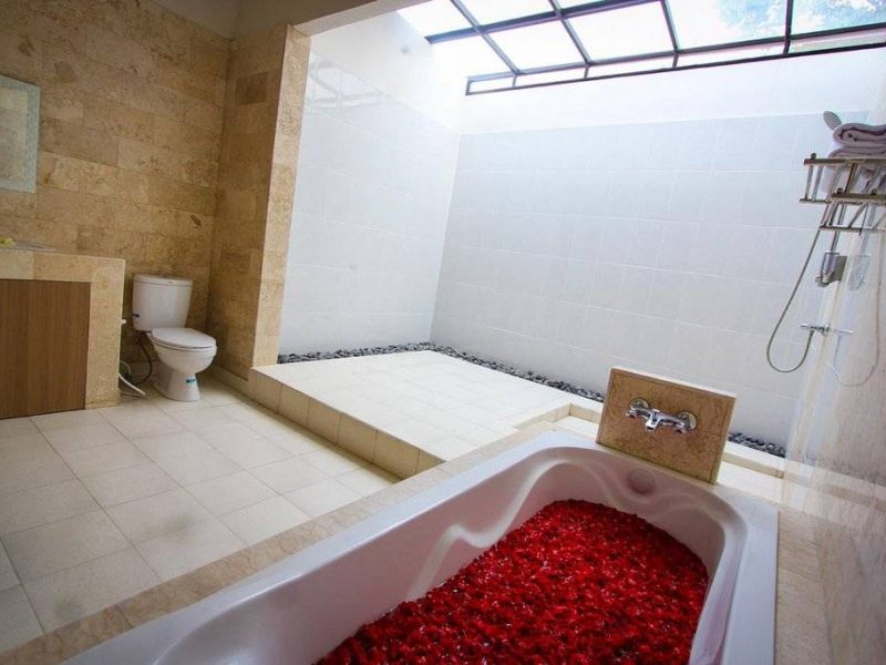 romantic bathtube setting for honeymoon